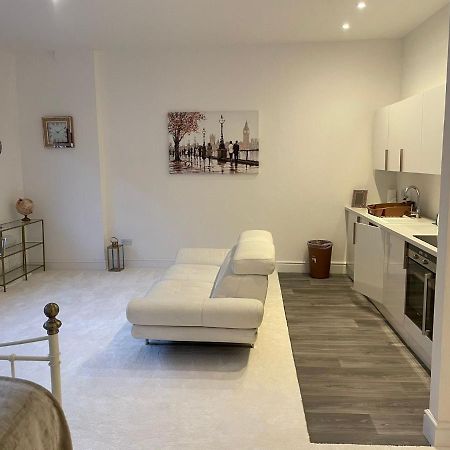 Lovely 1-Bedroom Loft Apartment Above Shop With Free Parking- Long Term Let Available 몰든 외부 사진