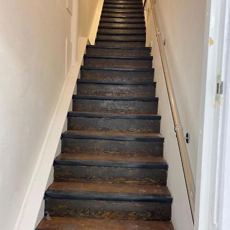 Lovely 1-Bedroom Loft Apartment Above Shop With Free Parking- Long Term Let Available 몰든 외부 사진