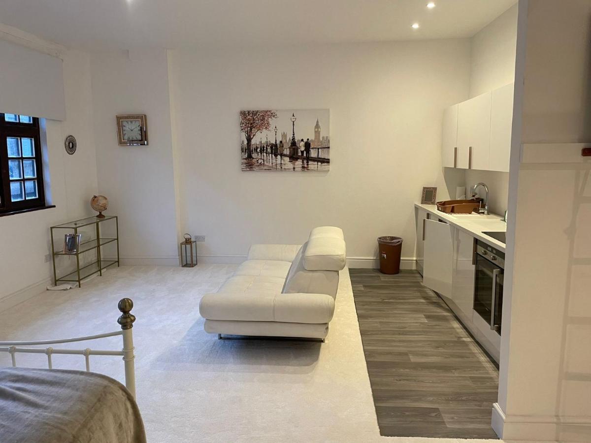 Lovely 1-Bedroom Loft Apartment Above Shop With Free Parking- Long Term Let Available 몰든 외부 사진