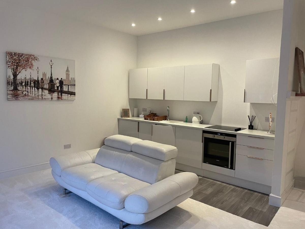 Lovely 1-Bedroom Loft Apartment Above Shop With Free Parking- Long Term Let Available 몰든 외부 사진