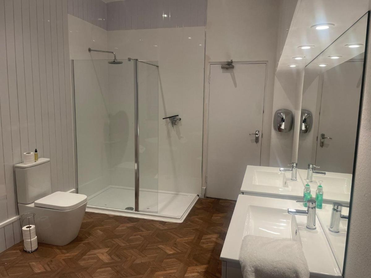 Lovely 1-Bedroom Loft Apartment Above Shop With Free Parking- Long Term Let Available 몰든 외부 사진