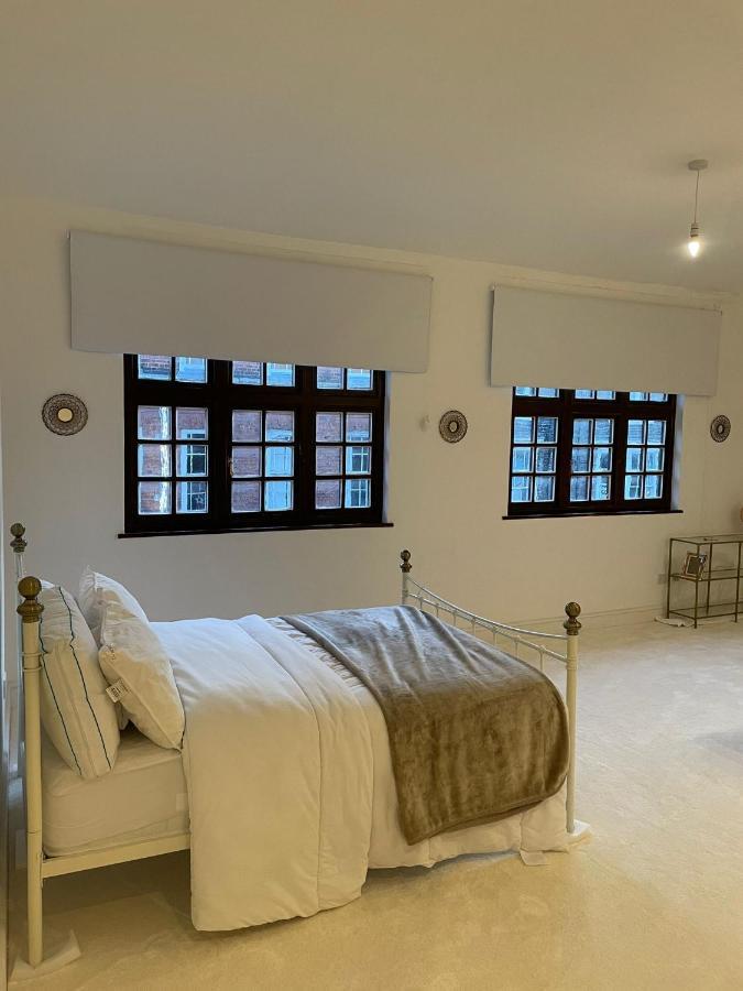 Lovely 1-Bedroom Loft Apartment Above Shop With Free Parking- Long Term Let Available 몰든 외부 사진