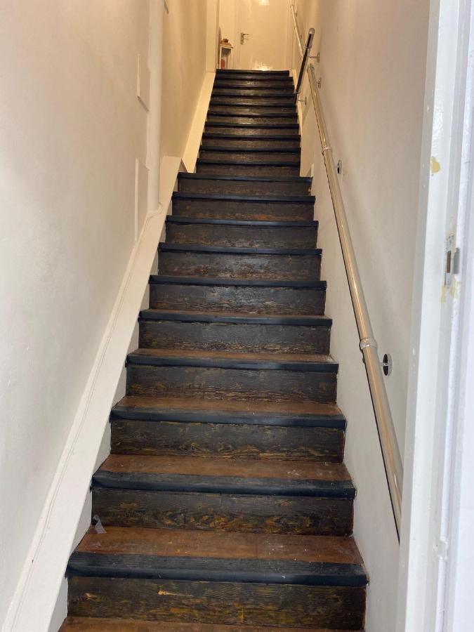Lovely 1-Bedroom Loft Apartment Above Shop With Free Parking- Long Term Let Available 몰든 외부 사진